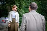 Sturm der Liebe – Katja (Isabell Stern, l.) wirft dem getroffenen Markus (Timo Ben Schöfer, r.) vor, mit verdeckten Karten zu spielen.