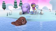 Wissper – Polarfuchs-Mädchen Phöbe, Flusspferd Hatty, Pinguin-Mädchen Peggy, Wissper, Polarfüchsin Fern und Robbe Sam jubeln, weil Wallrossdame Wilma wieder frei ist.
