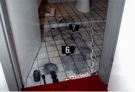 Ermittler! – Nach dem Mord an Claudia K. wird im Haus nach Spuren des Täters gesucht. Der Fall wird später zu einem sogenannten Cold Case.
