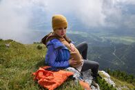 Die Bergretter – Die schwangere Nele Glöckner (Zoe Moore) sitzt auf dem Berg fest.