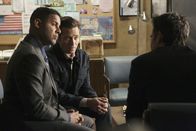 Castle – Javier Esposito (Jon Huertas, l.) und Kevin Ryan (Seamus Dever, M.) müssen Noah Curtis (Jason Thompson, r.), dessen Frau ermordet aufgefunden wurde, ein paar Fragen stellen, wobei immer mehr Ungereimtheiten auftauchen ...