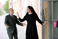 Um Himmels Willen – Hanna und Wöller eilen zum Theater (v.li.: Fritz Wepper, Janina Hartwig).