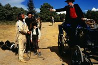 Winnetous Rückkehr – Der Holzbaron DeWill (Juraj Kukura, re.) macht Winnetou (Pierre Brice) unmißverständlich klar, was er von dessen Einmischung hält.