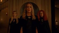 American Horror Story – L-R: Madison Montgomery (Emma Roberts), Cordelia Goode (Sarah Paulson) und Myrtle Snow (Frances Conroy)