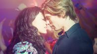 neoriginal: Crystal Wall – Nicolas Dardenne (Gustav Schmidt, r.) und Louna Lloris (Anna Bardavelidze, l.) kommen sich auf der Party sehr nah, als sie plötzlich jemand fotografiert.