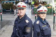 Wachzimmer Ottakring – Mit der perfekten Mischung aus Strenge und Schmäh lösen Abteilungsinspektor Christian (l.) und Kontrollinspektorin Karin (r.) jeden Fall ...