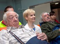In aller Freundschaft – Dr. Globisch (Andrea Kathrin Loewig, Mitte) ist froh, als die Notärzte (Komparsen) Fritz Kuttesch (Dieter Hallervorden, links) und Robert Walk (Achim Wolff) relativ unbeschadet wieder in die Klinik bringen.
