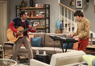 The Big Bang Theory – Raj (Kunal Nayyar, l.) und Howard (Simon Helberg, r.) proben für ihren ersten Auftritt, doch dann muss Howard feststellen, dass es nicht so einfach ist, die Musik und die Familie unter einen Hut zu bringen ...