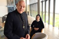 Um Himmels Willen – Weihbischof Landkammer (Wolfgang Böck, l.) ist empört über die unkonventionellen Verhältnisse im Magdalenen-Orden und fordert von der Oberin Theodora (Nina Hoger, r.) einen strengeren Führungsstil und Askese.
