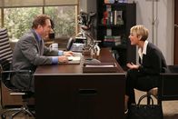 The Big Bang Theory – Penny (Kaley Cuoco, r.) hat ein Vorstellungsgespräch in Bernadettes Firma, um einen Job als Vertreterin zu bekommen. Richtig vorbereitet fühlt sie sich nicht, doch durch ihre Ehrlichkeit hat sie bei Don (Stephen Root, l.) eine Chance auf den Job ...