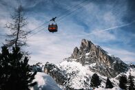 Heimatleuchten – Seilbahn mit Berg im Hintergrund