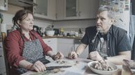 Im Schatten Russlands – Alexander ist Ukrainer, Maria Russin. Seit 20 Jahren sind sie ein Paar. Aber nun diskutieren sie viel über ihre kulturellen Eigenheiten, die gemeinsame sowjetische Vergangenheit und den Krieg.