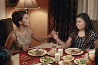Desperate Housewives – Während Susan nach wie vor, Andre von ihren künstlerischen Fähigkeiten überzeugen möchte, versuchen Carlos und Gabrielle (Eva Longoria, l.) ihre Nachbarn Bob und Lee davon zu überzeugen, dass sich ihre Töchter Juanita (Madison De La Garza, r.) und Celia durchaus benehmen können ...