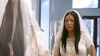 Dating hinter Gittern: Liebe für immer? – Woman in the wedding dress looks at herself in the mirror.