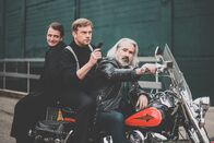 Akte Lansing – Von links: Tommy Schwimmer (Tommy Schwimmer), der Kommissar (Sebastian Bezzel) und Frank Kowalski (Stefan Lehnen).