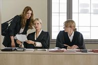 Im Alleingang - Elemente des Zweifels – Staatsanwältin Brenner (Christina Große, r.) ist gespannt, welches belastende Dokument Maria (Stefanie Stappenbeck, M.) und Vivian (Alice Dwyer, l.) gegen Ertel in der Hand haben?