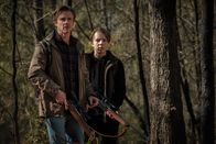 Reckoning – L-R: Leo Doyle (Sam Trammell) und Paxton Doyle (Ed Oxenbould)