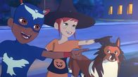 Lassie – Harvey, Zoé und Lassie gehen verkleidet als Superadler, Hexe und Werwolf an Halloween auf die Süßes-oder-Saures-Tour.