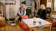 Rote Rosen – Charlotte (Malene Becker) sucht in ihrer Wut Zuspruch bei Hannes (Claus Dieter Clausnitzer).