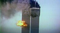 11. September 2001 - Sprung in den Tod – Bildunterschrift: New York City, 11. September 2001: Hohe Rauchwolken und die beiden Türme des World Trade Centers, in die Flugzeuge geflogen sind, stehen in Flammen.