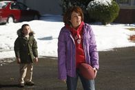 The Middle – Als Frankie (Patricia Heaton, r.) mitbekommt, wie umsichtig die Mitglieder einer befreundeten Familie miteinander umgehen, will sie Brick (Atticus Shaffer, l.) und den Rest ihrer Familie animieren, mehr miteinander zu unternehmen ...