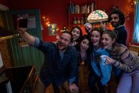 WIR – Maik (Lorris Andre Blazejewski, l.) macht von den Freunden ein Selfie beim Plätzchenbacken. Von links: Linh (Le-Thanh Ho), Mel (Natalia Rudziewicz), Annika (Eva Maria Jost), Helena (Katahrina Nesytowa) und Emre (Erol Afsin).