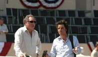 Numb3rs - Die Logik des Verbrechens – Auf der Rennbahn wird Danny Roberts erstochen. Bei seiner Leiche findet sich ein Notizbuch, das mit mathematischen Formeln vollgekritzelt ist. Charlie (David Krumholtz, r.) erkennt sofort, dass Danny ein System entwickelt hat, um Wetten zu gewinnen ...
