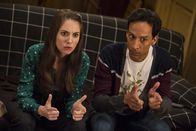 Community – Ein rasantes Videokassettenspiel soll entscheiden, wer ihren neuen Mitbewohner bestimmt: Annie (Alison Brie, l.) oder Abed (Danny Pudi, r.) ...