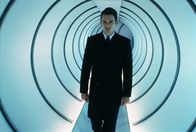Gattaca – Vincent (Ethan Hawke) kennt sich im Unternehmen Gattaca durch seine frühere Tätigkeit als Putzkraft aus.