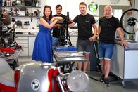 Hoagascht – Moderatorin Conny Bürgler (ganz links) in der Werkstatt, aufgenommen während ServusTV's "Heimatleuchten" in Aigen, St. Martin im Sulmtal am 27.08.2024