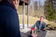 Sturm der Liebe – Vincent (Martin Walde, r.) gibt vor Markus (Timo Ben Schöfer, l.) zu, sich noch Hoffnung auf Ana zu machen.; ARD STURM DER LIEBE FOLGE 4277 Uhr im ERSTEN. Vincent (Martin Walde, r.) gibt vor Markus (Timo Ben Schöfer, l.) zu, sich noch Hoffnung auf Ana zu machen.