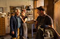 SOKO Stuttgart – In der Tierpräparatoren-Werkstatt von Hans Murr (Rolf Kanies, l.) liegen die Nerven blank. Till Murr (Robert Höller, r.) greift seinen Vater verbal an, während Bianca Heller (Katrine de Candole, M.) versucht, die Gemüter zu beruhigen.