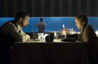 Babylon Berlin – Der Armenier (Mišel Matičević) hat Charlottes Schwester Toni (Irene Böhm) ins Moka Efti eingeladen.