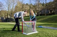 Sturm der Liebe – Fabien (Lukas Schmidt, l.) und Valentina (Paulina Hobratschk, r.) haben Spaß beim Hockeyspielen.