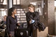 Castle – Captain Victoria Gates (Penny Johnson, l.) legt Kate Beckett (Stana Katic, r.) nahe, sich eine Auszeit zu gönnen ...