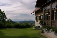 Heimatleuchten – Gasthaus mit Blick in die Landschaft für ServusTVs "Heimatleuchten - Heurigen" in Leutschach, Steiermark, Österreich am 26.06.2024