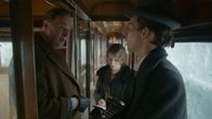 XY history – Nach dem Mord an Dora Perske nimmt Ernst Gennat (Stephan Grossmann, l.) den Tatort in Augenschein. Die Untersuchung erfolgt dabei nach den neuesten von ihm entwickelten Ermittlungsmethoden.