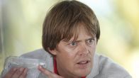 Death in Paradise – Humphrey (Kris Marshall) muss einen Mord unter Flugbegleitern aufklären.