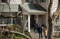 Elementary – Holmes (Jonny Lee Miller, M.), Watson (Lucy Liu, r.) und Captain Gregson (Aidan Quinn, l.) ermitteln in einem Fall, bei dem zwei Männer sich scheinbar gegenseitig erschossen haben. Bald stellt sich jedoch heraus, dass es sich hier um einen Doppelmord handelt ...