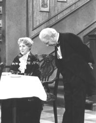 Dinner for One oder Der neunzigste Geburtstag – Freddie Frinton als James und May Warden als Miss Sophie.