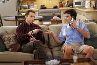 Two and a Half Men – Gehen sich gegenseitig ziemlich auf die Nerven: Charlie (Charlie Sheen, r.) und Alan (Jon Cryer, l.) ...