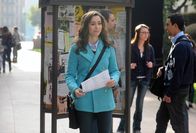 How I Met Your Mother – Völlig verwirrt läuft Tracy (Cristin Milioti) am Uni-Campus entlang, da sie glaubt, im falschen Kurs gewesen zu sein ...