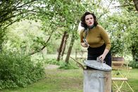 Father Brown – Bunty (Emer Kenny) erinnert sich, dass Alec Frobisher (Sam Callis), einen Teil des Gemeindebriefes in die Mülltonne geworfen hat. Nun holt sie für die weiteren Ermittlungen den Gemeindebrief aus der Mülltonne heraus.