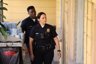 The Rookie – Officer Lucy Chen (Melissa O'Neil) und Aaron Thorsen (Tru Valentino) lauern einem Verdächtigen in einem Motel auf, um ein Baby zu retten.