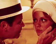 Extrablatt – Peggy (Susan Sarandon, r.) wünscht sich sehr, dass sich ihr Verlobter Hildy Johnson (Jack Lemmon, l.) mehr Zeit für sie nimmt ...