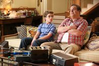 The Goldbergs – v.li.: Adam Goldberg (Sean Giambrone), Murray Goldberg (Jeff Garlin).