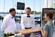 Fast perfekt verliebt – Ivo (Aleksandar Jovanovic, M.) bekommt Ärger von seinem Chef (Kida Khodr Ramadan, l.), während Isabel (Katharina Schüttler, r.) geduldig auf ihre Bestellung wartet.