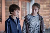 SOKO Linz – Anselm Kramer wird von alten Kameraden aus seiner Zeit als Rechtsextremer bedroht. Auch sein Sohn Julian (Leopold Pallua) leidet unter der Situation, wie Emilia (Paula Hainberger) erfährt.