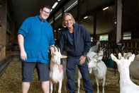 Lecker an Bord – Frank Buchholz (r) mit Klaus Holtmann vom Ziegenhof in Gillenfeld.