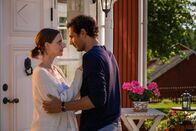 Inga Lindström: Feuer unterm Dach – Paul (Mehdi Nebbou) und Sofia (Marie Zielcke) kommen sich näher.